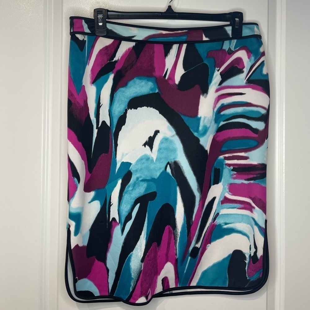 Bisou Bisou Floral Print Skirt With 2 Side Slits Size XL. EUC.